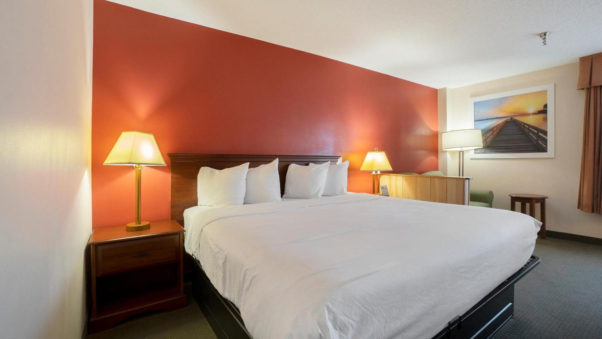 Days Inn & Suites By Wyndham Mt Pleasant Маунт-Плезант Экстерьер фото